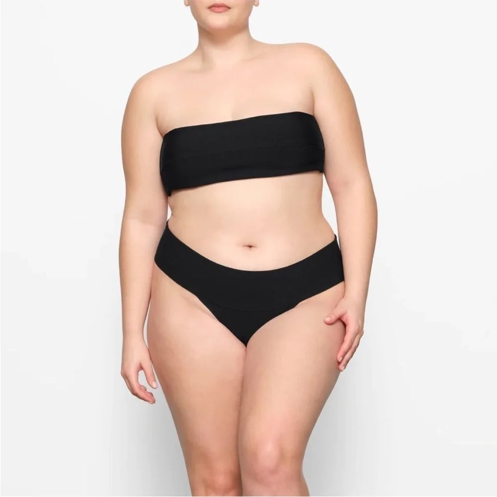 New SKIMS Knit Swim Bandeau Bikini Top in Onyx